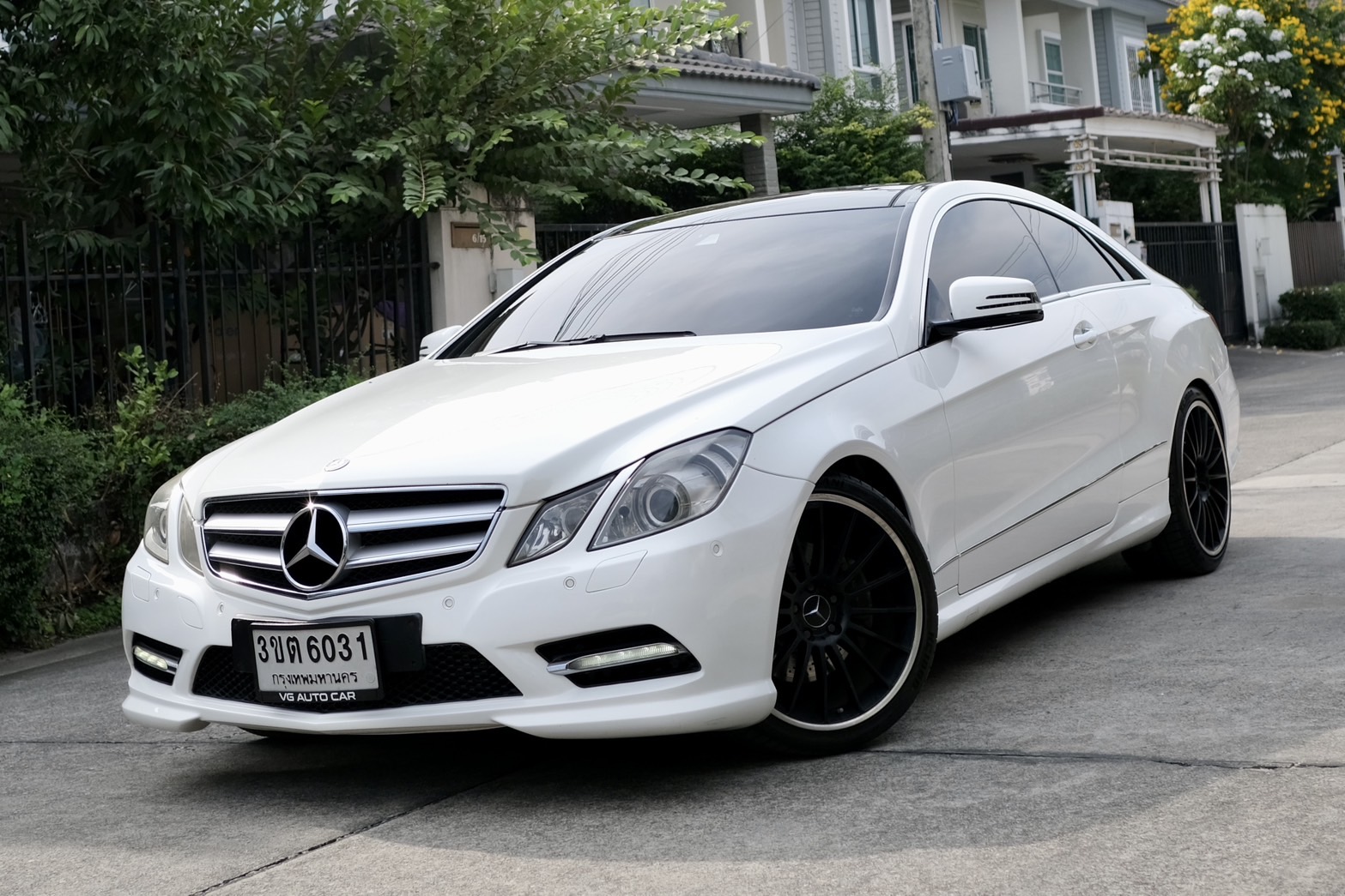 Mercedes-benz E200 CGI COUPE เครื่องยนต์: เบนซิน เกียร์:AT ปี: 2013 สี:ขาว ไมล์:9x,xxx Km.