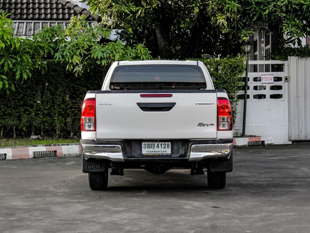 2021 Toyota Hilux Revo Smart cab สีขาว