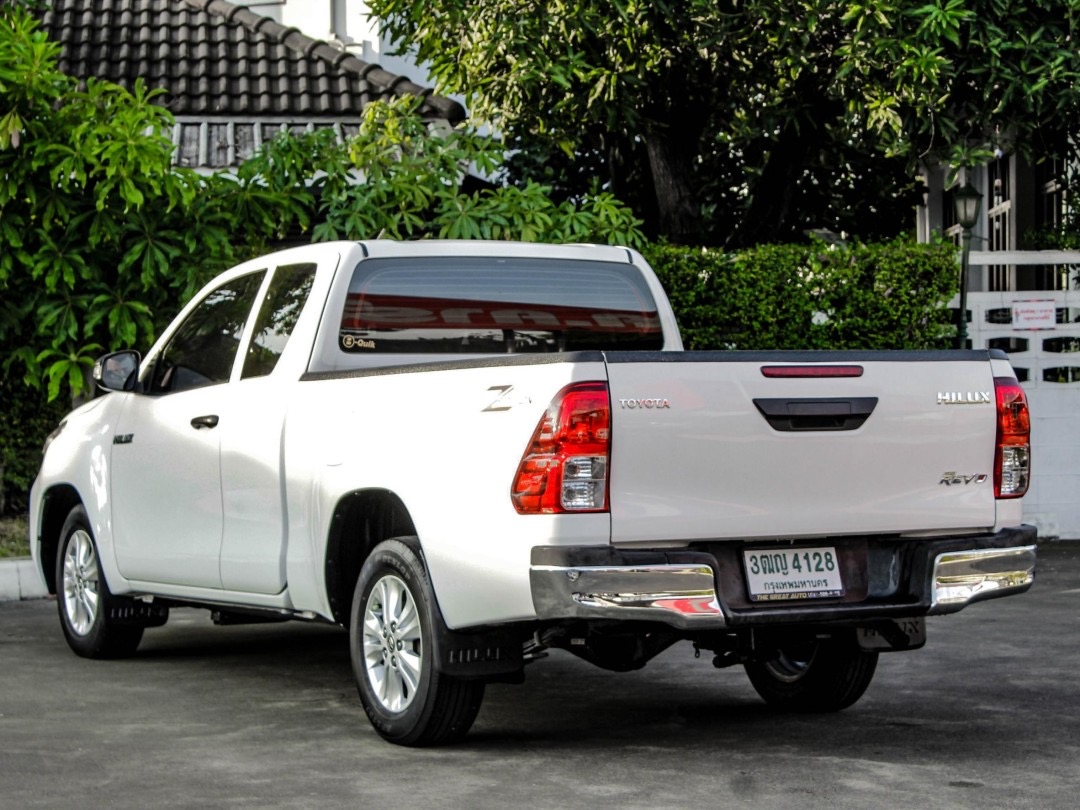 2021 Toyota Hilux Revo Smart cab สีขาว