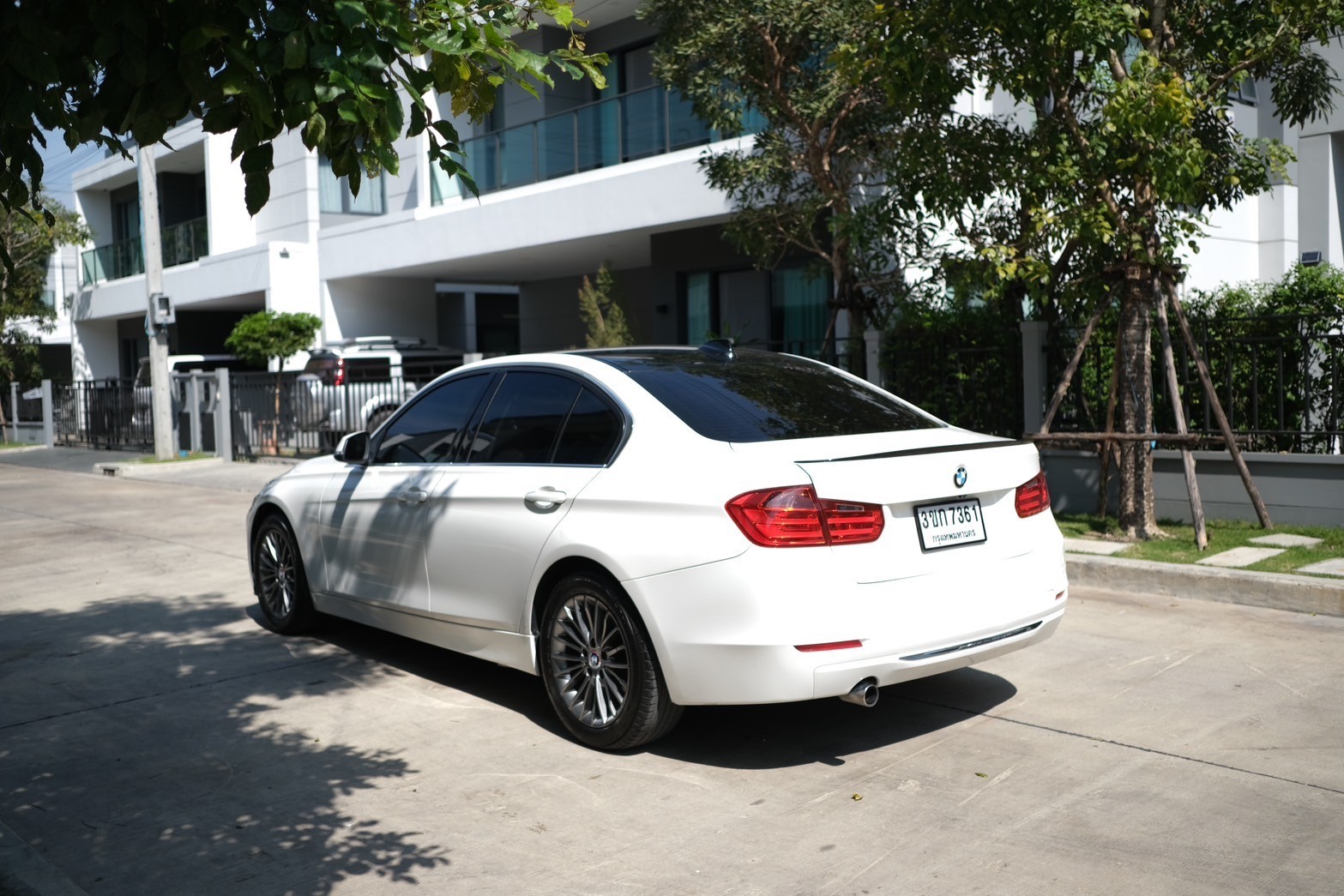 BMW 320d luxury เครื่องดีเซล ปี2012 จด 2014 เกียร์ ออโต้ สี ขาว ไมล์ 11x,xxx Km