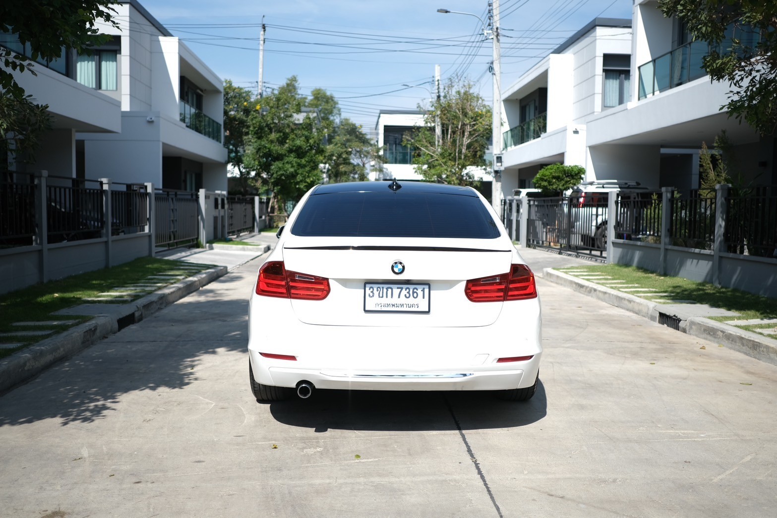 BMW 320d luxury เครื่องดีเซล ปี2012 จด 2014 เกียร์ ออโต้ สี ขาว ไมล์ 11x,xxx Km