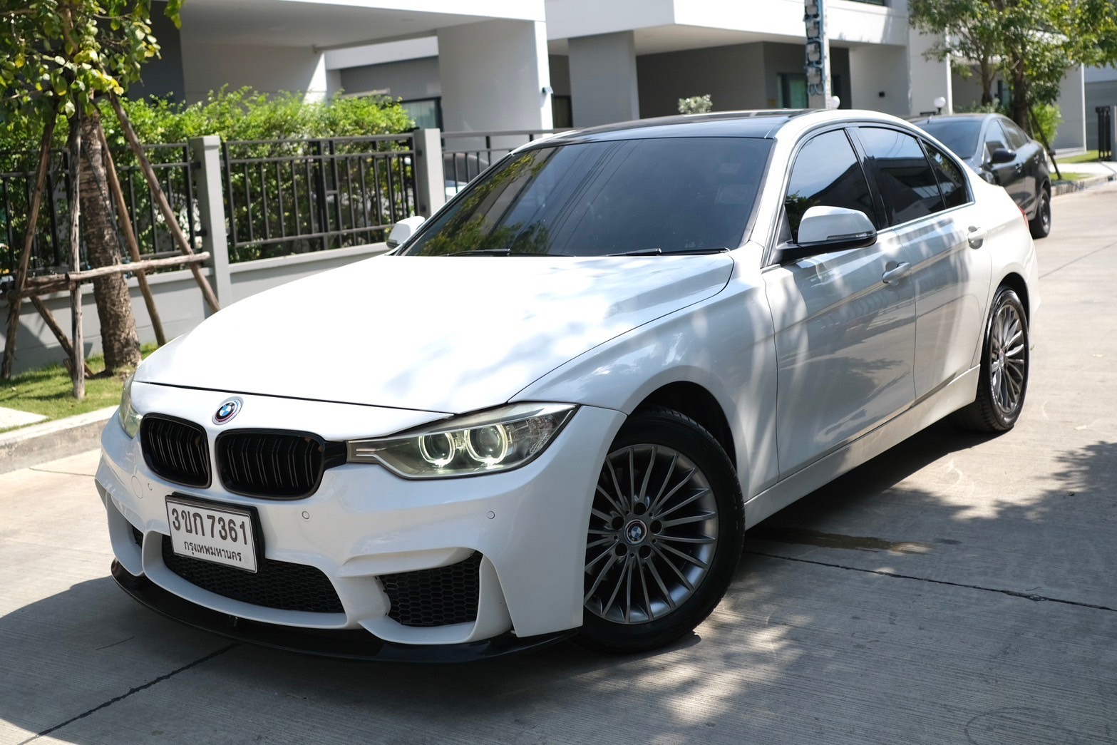 BMW 320d luxury เครื่องดีเซล ปี2012 จด 2014 เกียร์ ออโต้ สี ขาว ไมล์ 11x,xxx Km