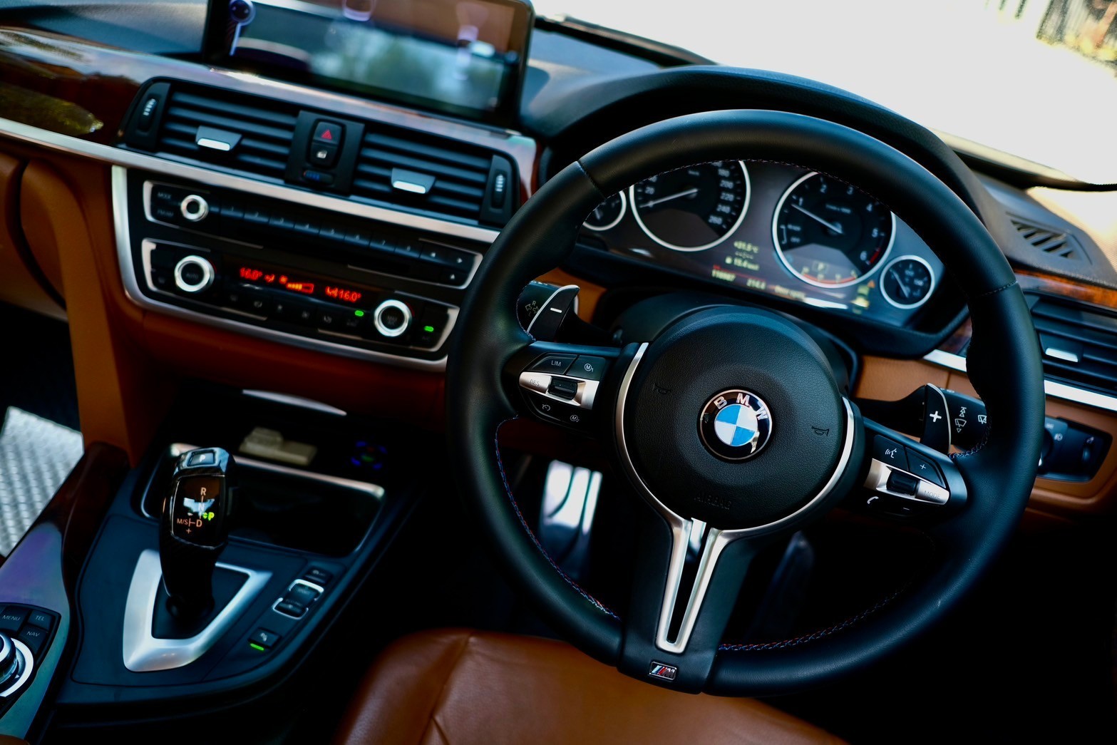 BMW 320d luxury เครื่องดีเซล ปี2012 จด 2014 เกียร์ ออโต้ สี ขาว ไมล์ 11x,xxx Km