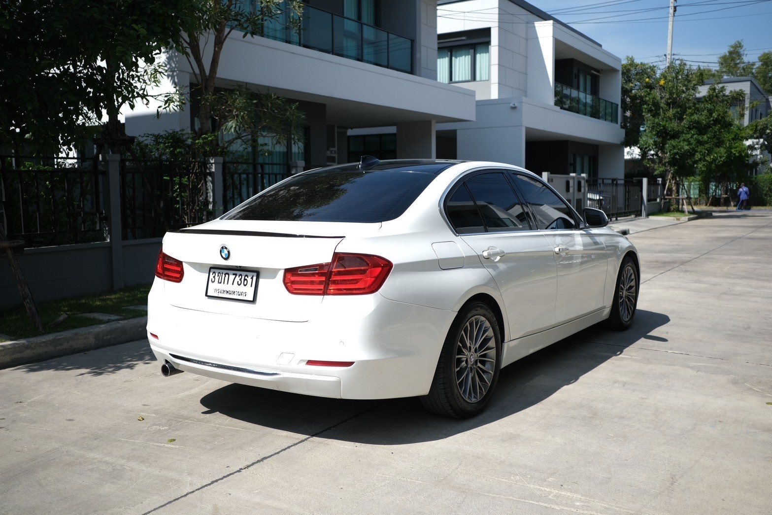 BMW 320d luxury เครื่องดีเซล ปี2012 จด 2014 เกียร์ ออโต้ สี ขาว ไมล์ 11x,xxx Km