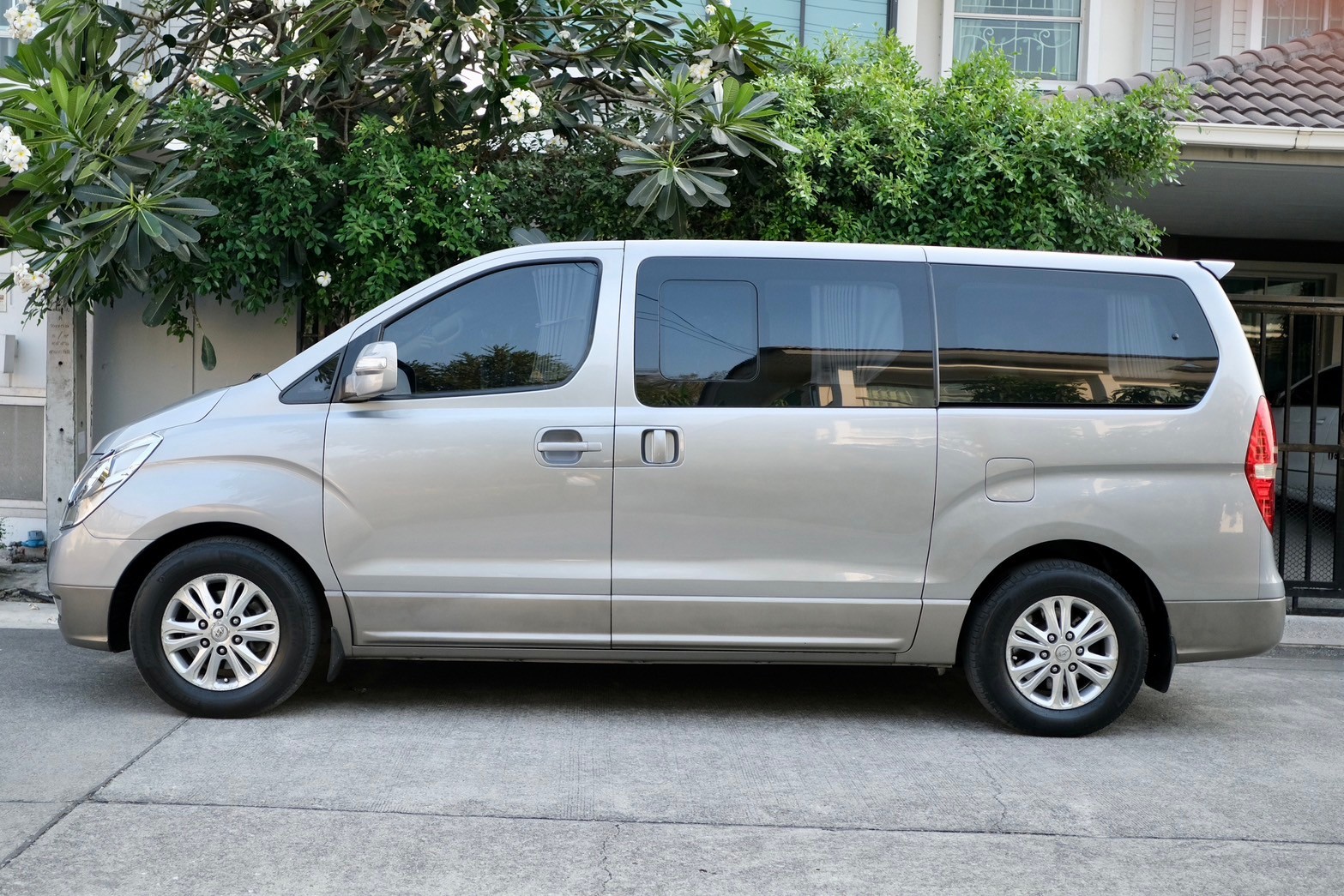 Hyundai H1 2.5 Deluxe (A2) ออโต้ ดีเซล สีเทา ปี2012 ไมล์ 1xx,xxx กม.☑️