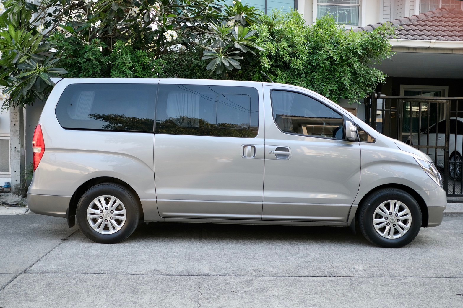 Hyundai H1 2.5 Deluxe (A2) ออโต้ ดีเซล สีเทา ปี2012 ไมล์ 1xx,xxx กม.☑️