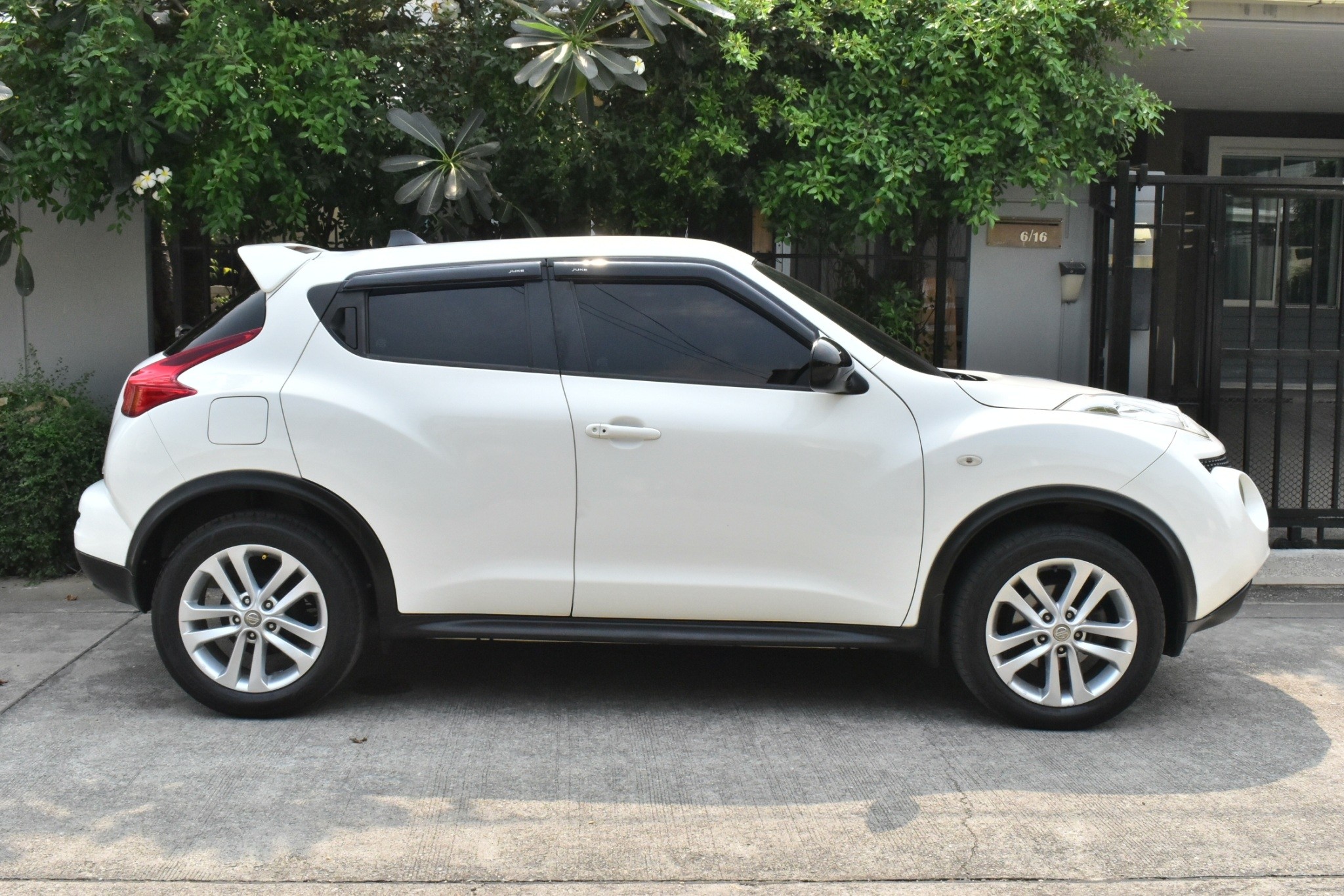 Nissan Juke 1.6V ปี2014 สีขาว ออโต้ เบนซิน ไมล์ 1xx,xxx km.