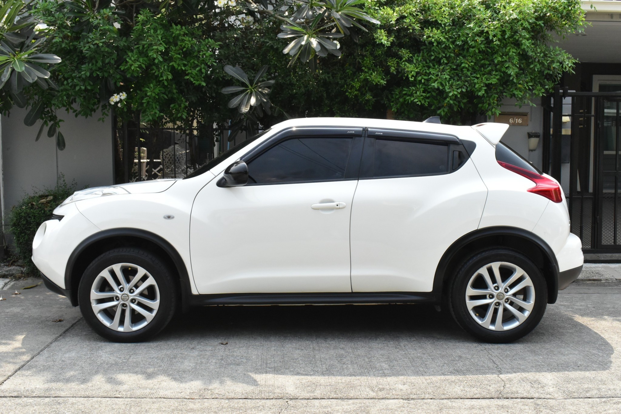 Nissan Juke 1.6V ปี2014 สีขาว ออโต้ เบนซิน ไมล์ 1xx,xxx km.