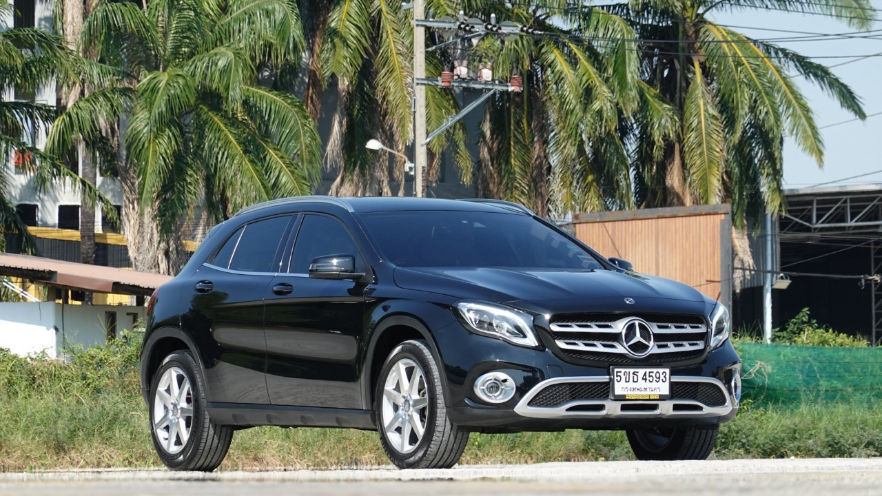 Benz GLA200 1.6 Urban Facelift ปี 2019 สีดำ