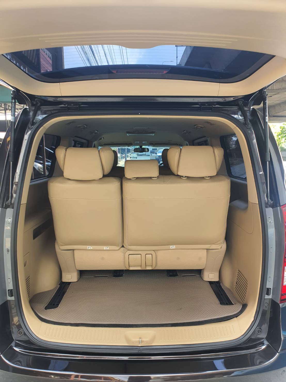 Hyundai H-1 2.5Deluxe ปี 2019 สีน้ำตาลดำ มือ1 เช็คศูนย์