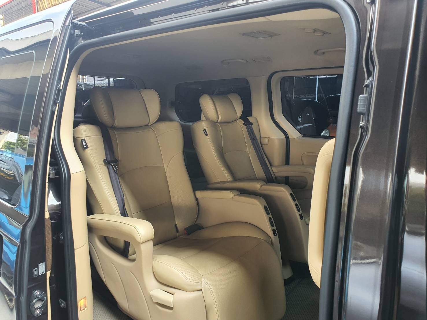 Hyundai H-1 2.5Deluxe ปี 2019 สีน้ำตาลดำ มือ1 เช็คศูนย์