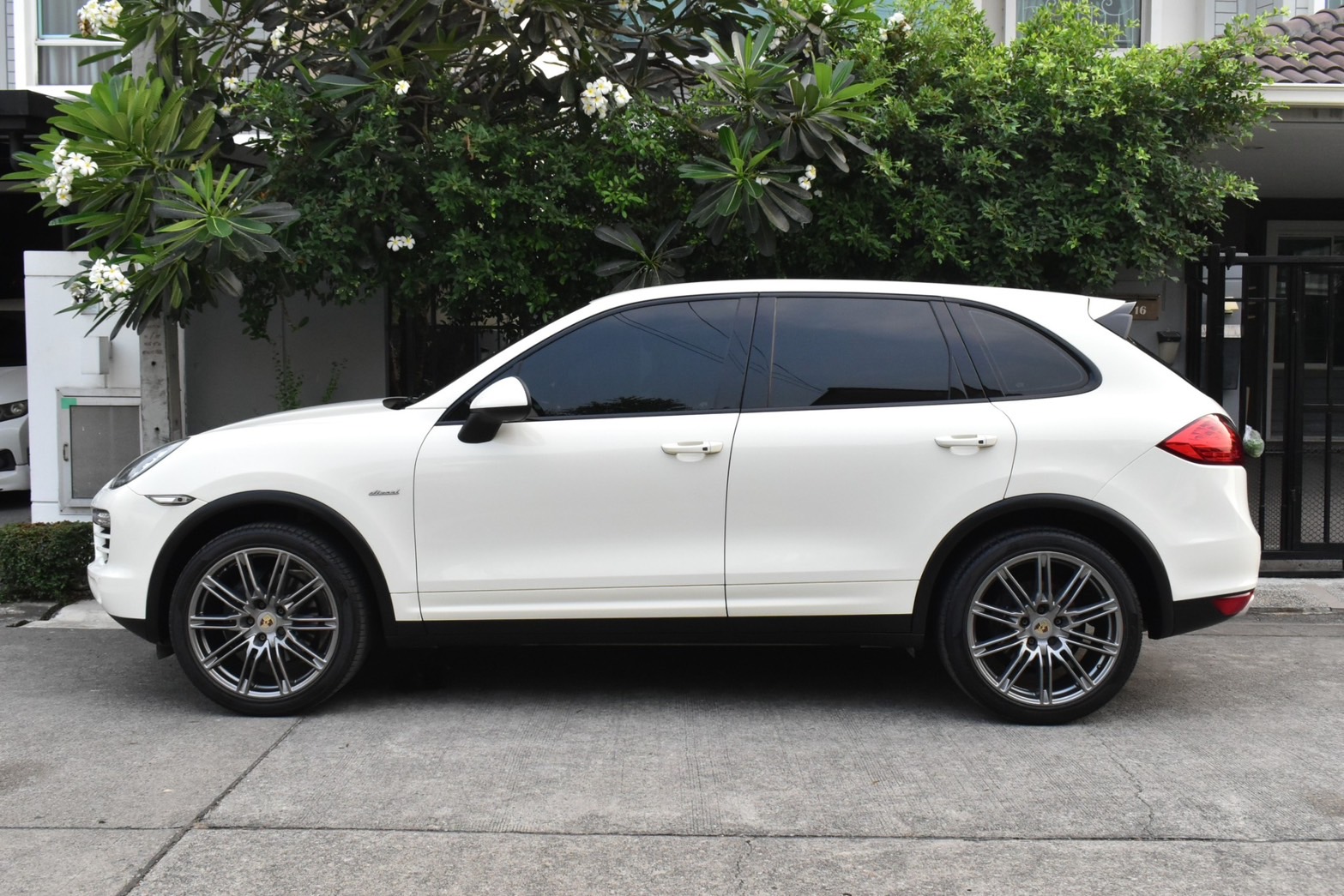 Porsche Cayenne 3.0D V6 เครื่องยนต์:ดีเซล เกียร์: ออโต้ ปี: 2011 สี: ขาว ไมล์: 72,xxx กม โทร.0922639576 เอ๋ ไลน์ aeyksy