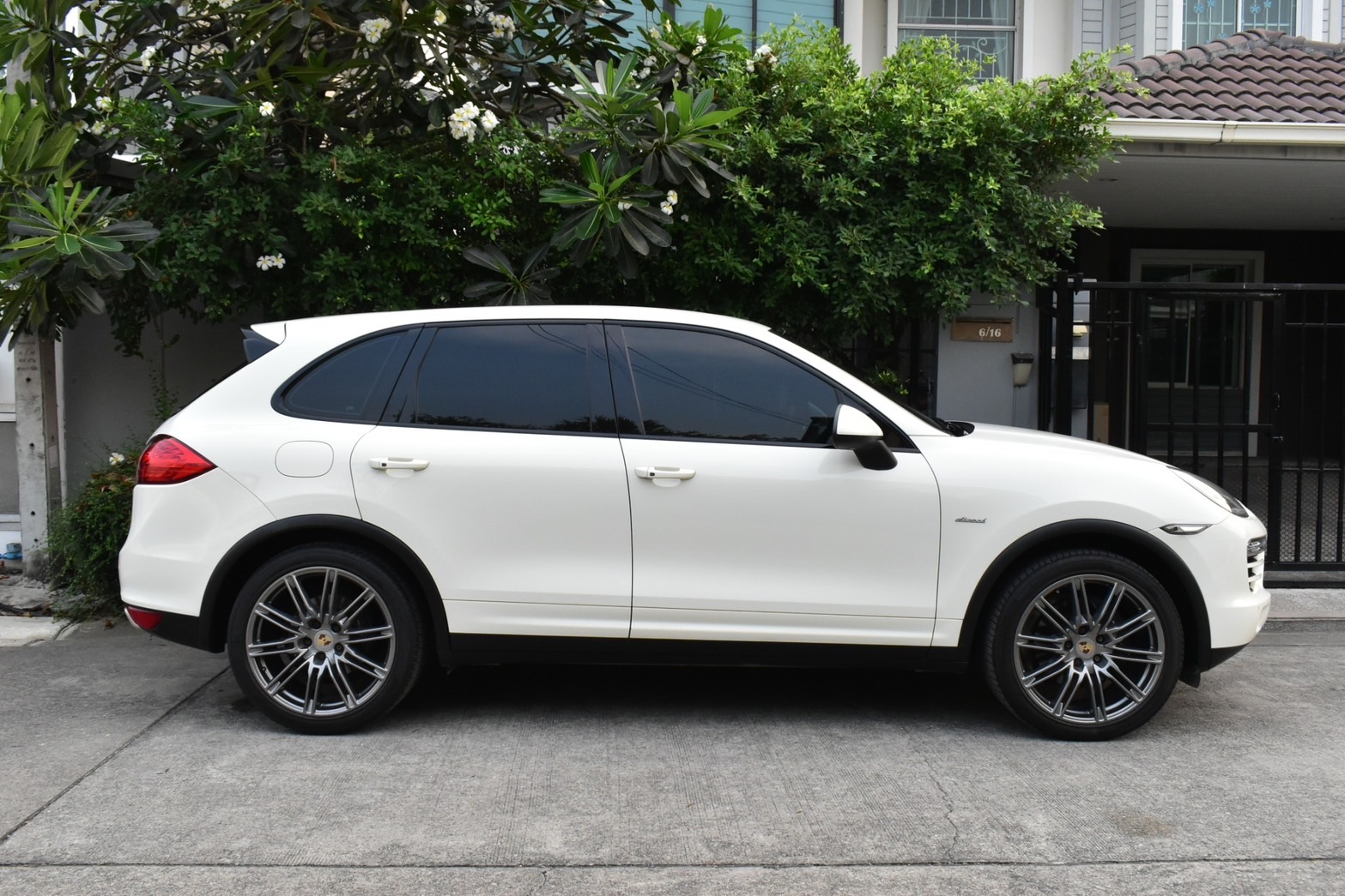 Porsche Cayenne 3.0D V6 เครื่องยนต์:ดีเซล เกียร์: ออโต้ ปี: 2011 สี: ขาว ไมล์: 72,xxx กม โทร.0922639576 เอ๋ ไลน์ aeyksy