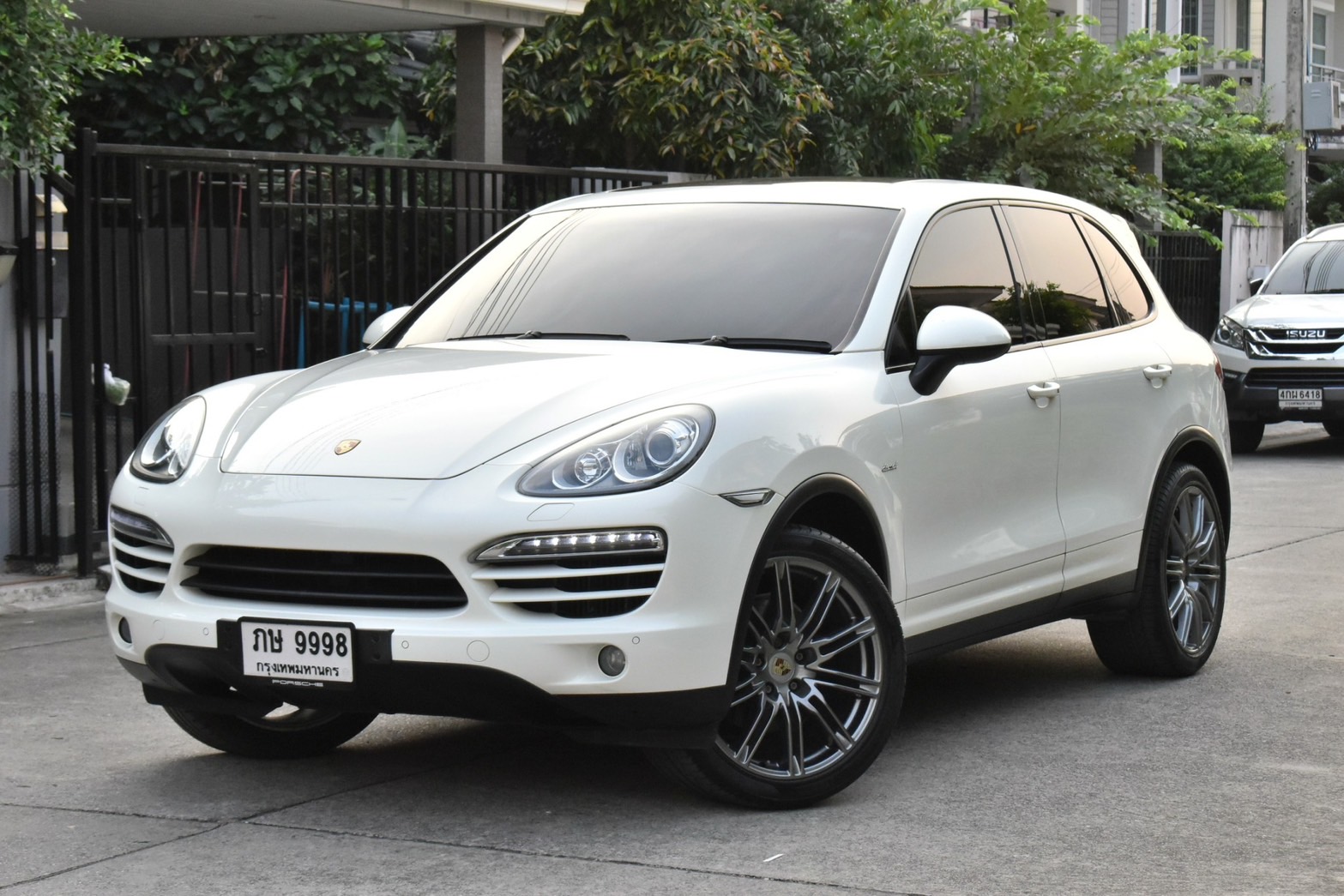 Porsche Cayenne 3.0D V6 เครื่องยนต์:ดีเซล เกียร์: ออโต้ ปี: 2011 สี: ขาว ไมล์: 72,xxx กม โทร.0922639576 เอ๋ ไลน์ aeyksy