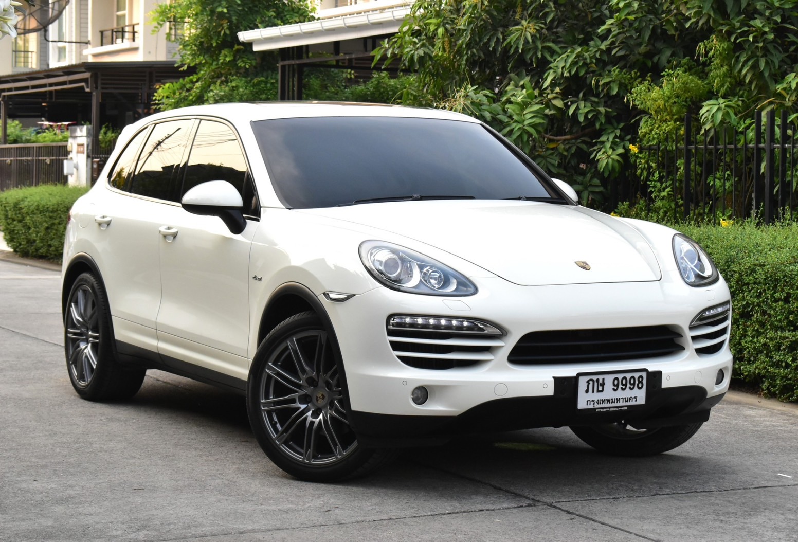 Porsche Cayenne 3.0D V6 เครื่องยนต์:ดีเซล เกียร์: ออโต้ ปี: 2011 สี: ขาว ไมล์: 72,xxx กม โทร.0922639576 เอ๋ ไลน์ aeyksy