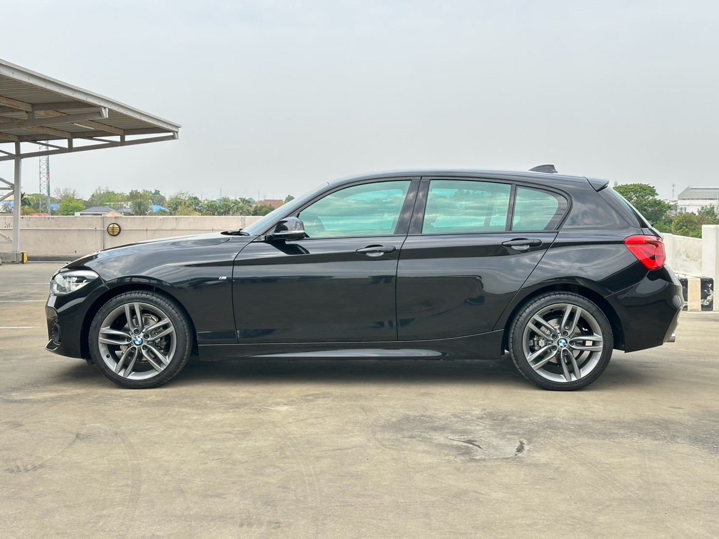 2017 BMW 1 Series F20 118i สีดำ