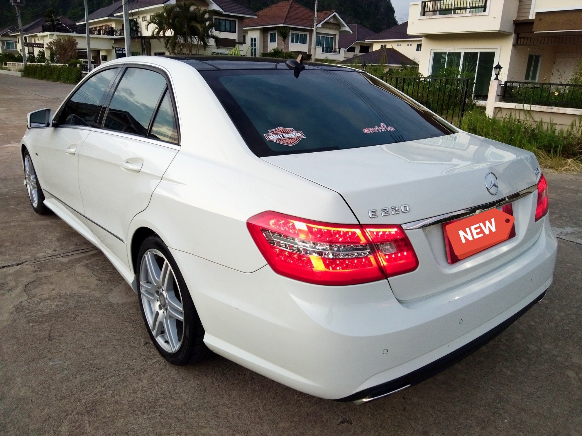 Mercedes-Benz E-Class W212 E220 ปี 2012 สีขาว