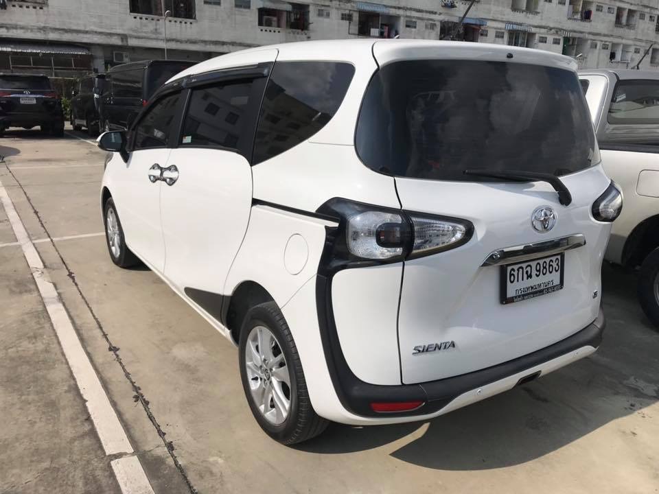 Toyota Sienta ปี 2017 สีขาว