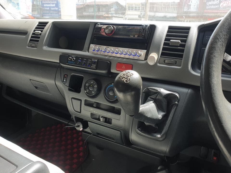 Toyota HiAce Commuter ปี 2012 สีขาว