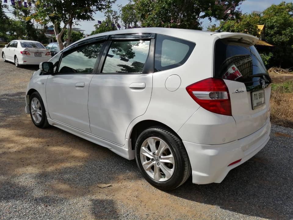 Honda Jazz GE ปี 2013 สีขาว