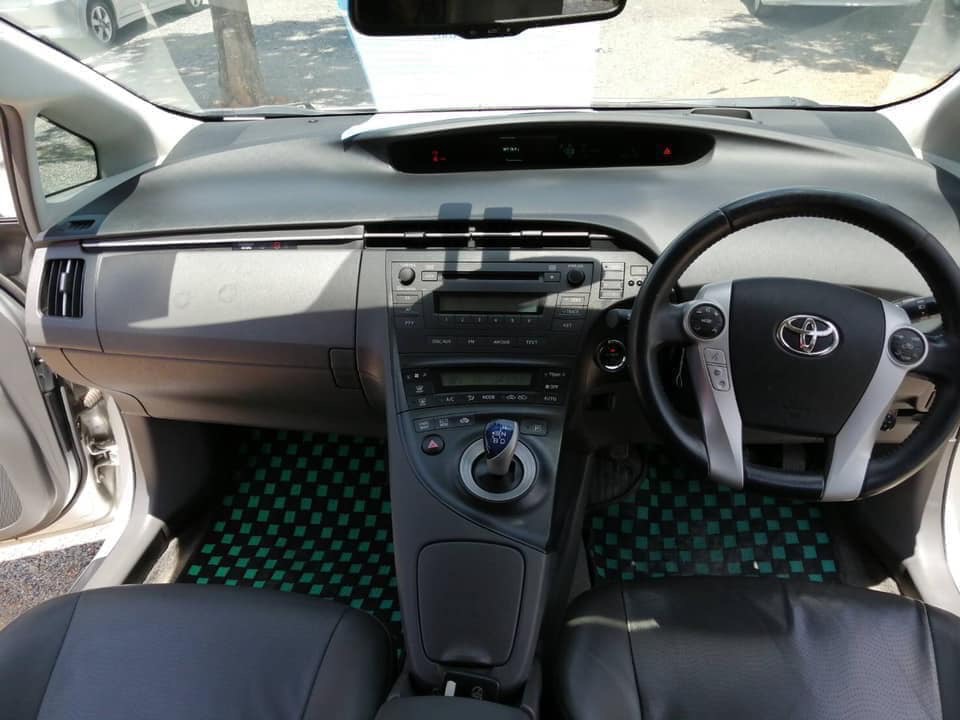 Toyota Prius ปี 2011 สีเงิน