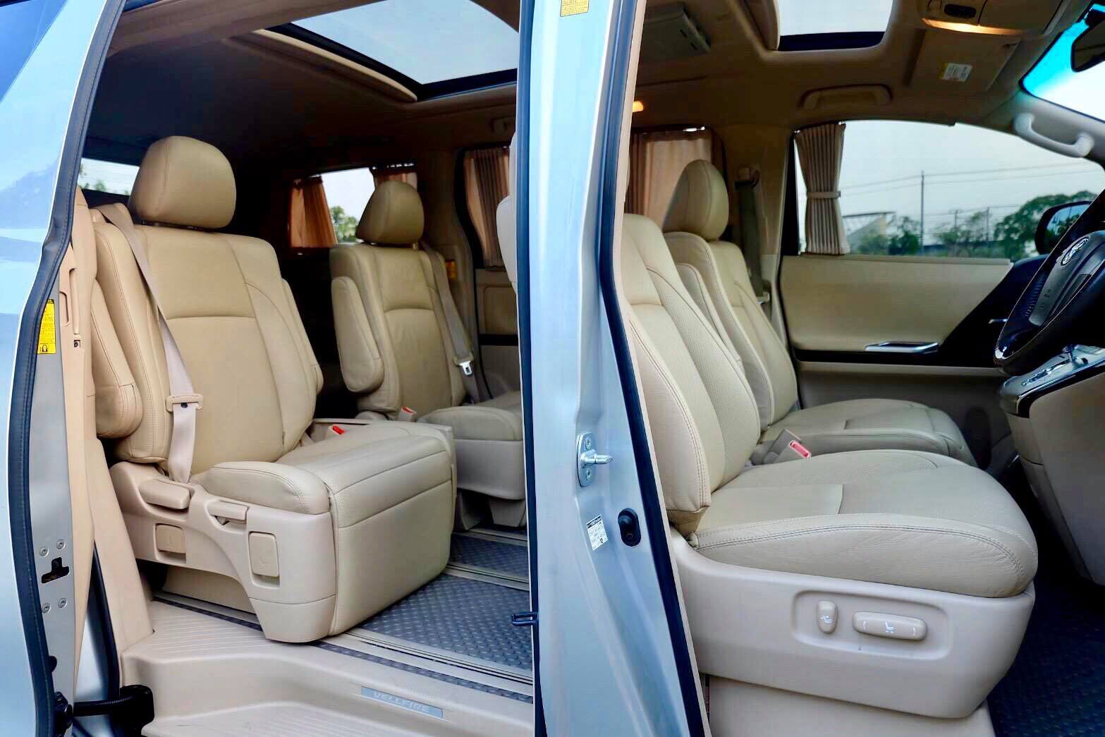 Toyota Vellfire ปี 2012 สีเงิน