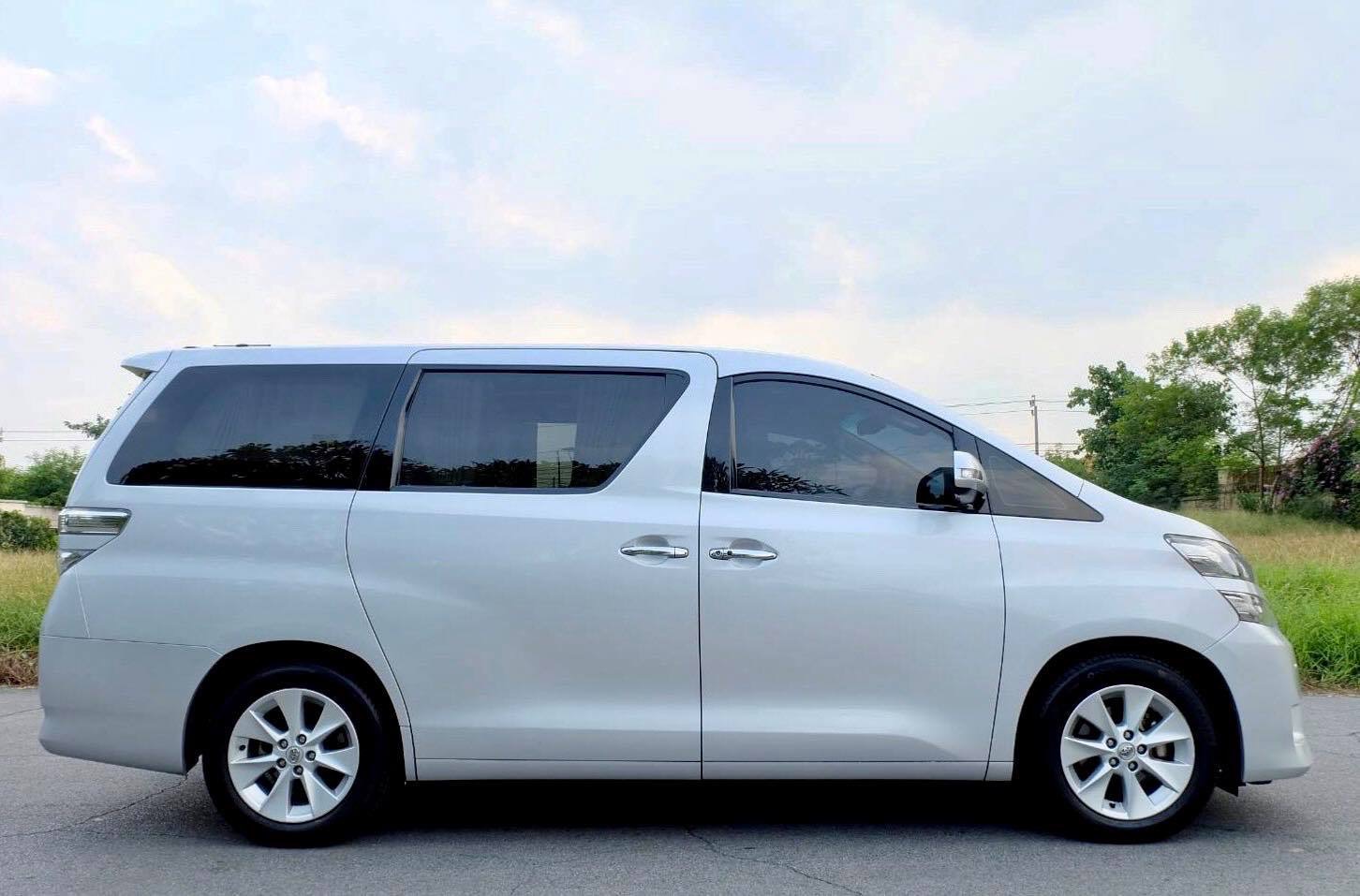 Toyota Vellfire ปี 2012 สีเงิน