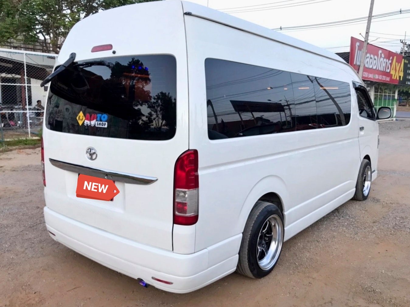 Toyota HiAce Commuter ปี 2014 สีขาว