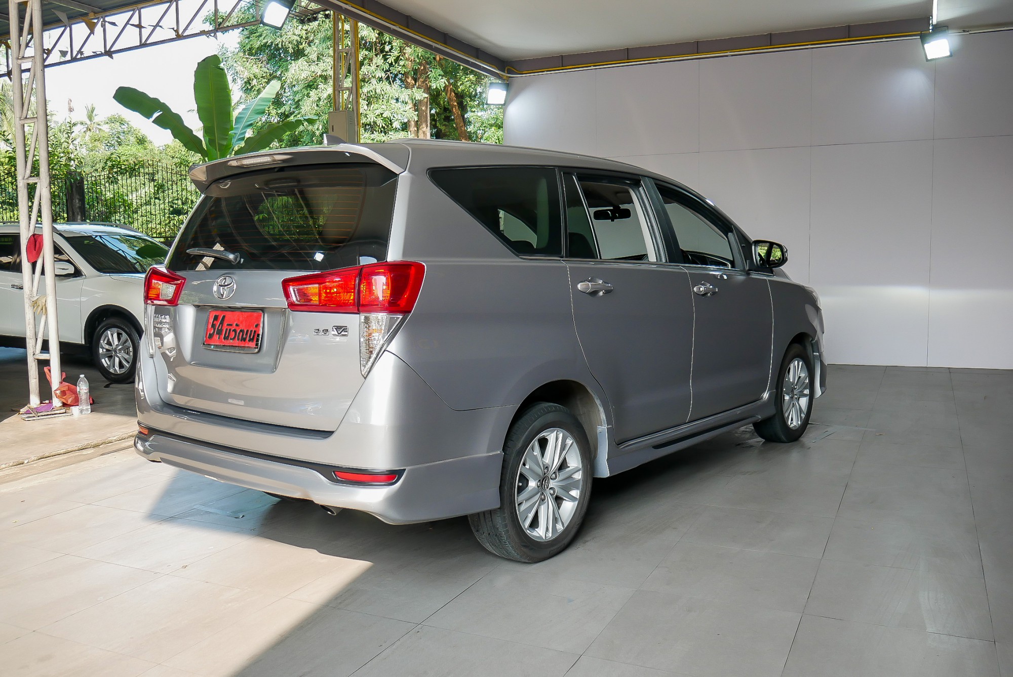 TOYOTA INNOVA CRYSTA 2.8 V AT ปี 2016 สีเงิน