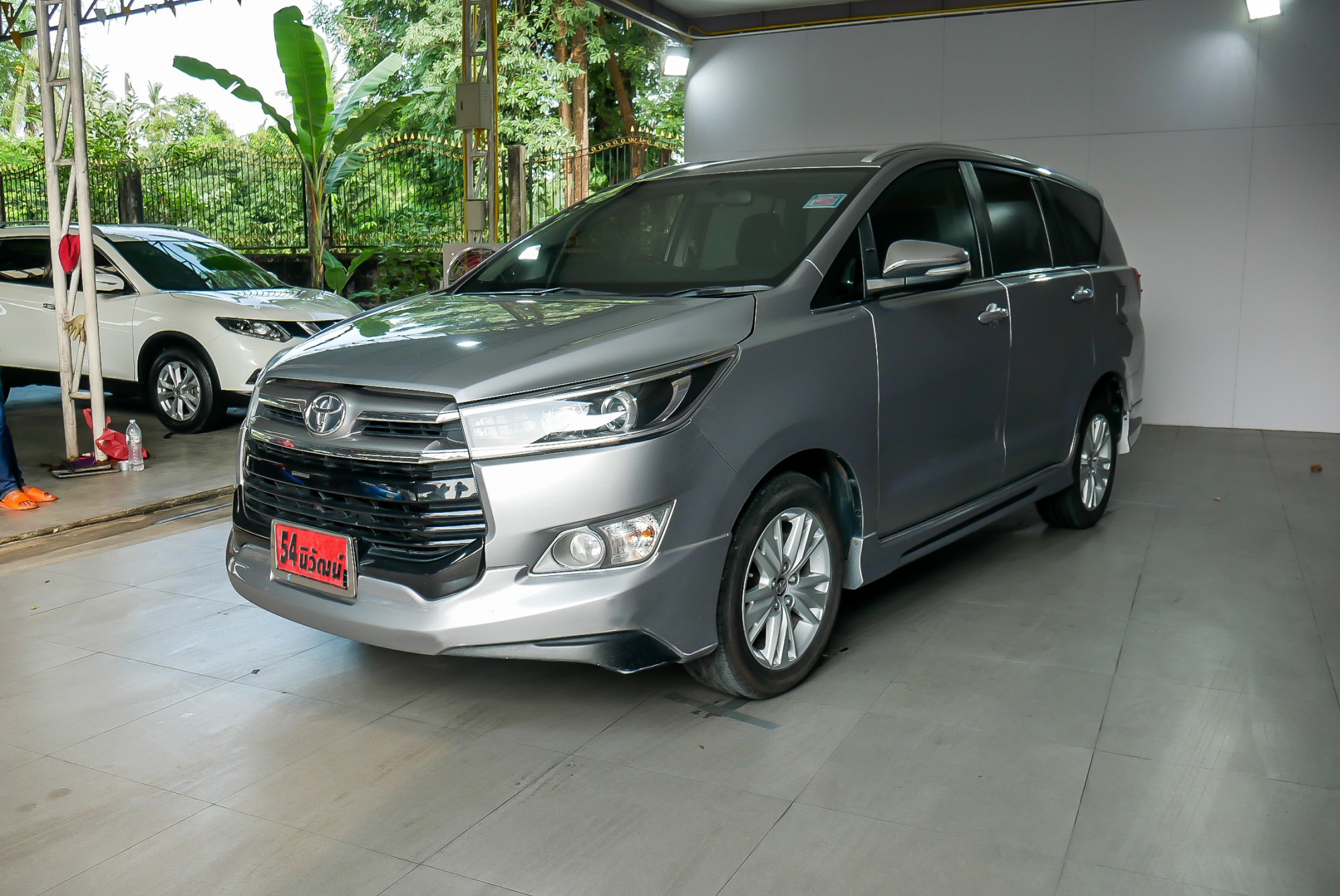 TOYOTA INNOVA CRYSTA 2.8 V AT ปี 2016 สีเงิน