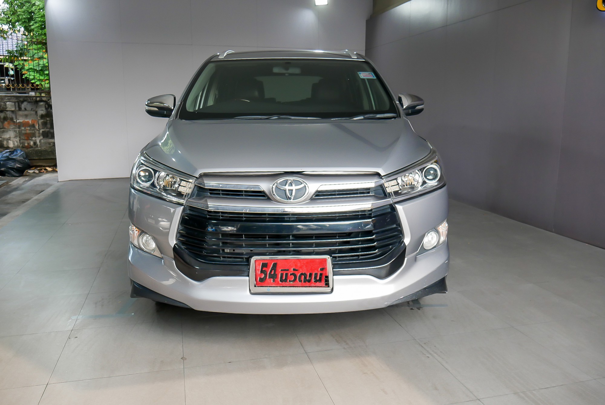 TOYOTA INNOVA CRYSTA 2.8 V AT ปี 2016 สีเงิน