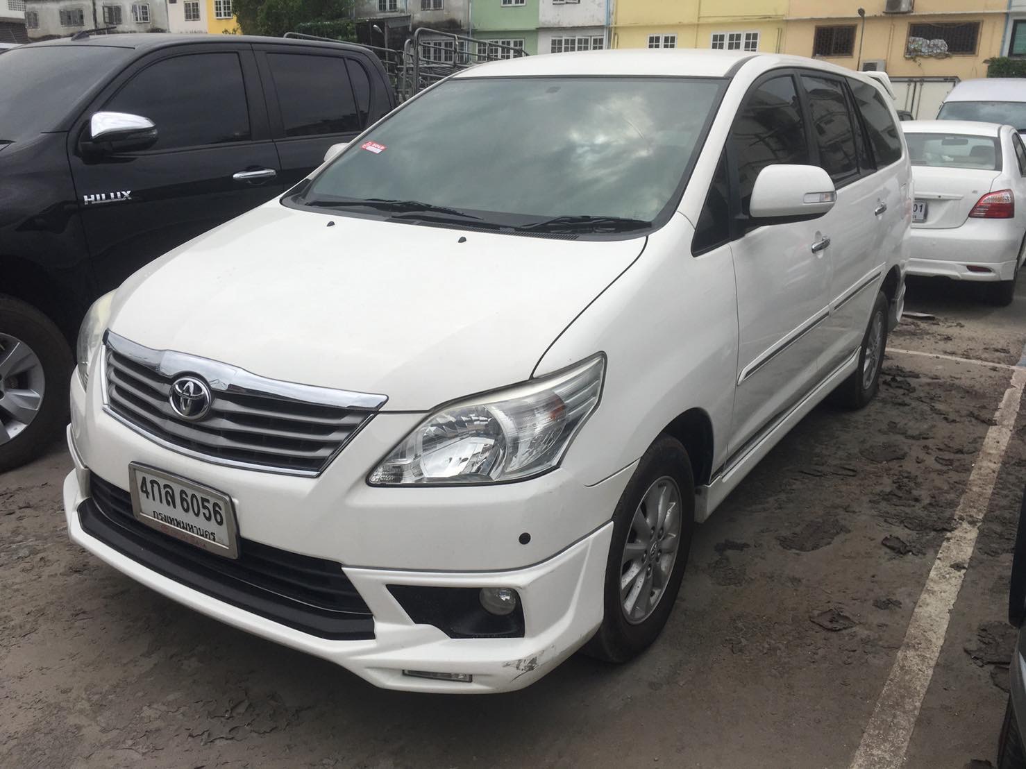 Toyota Innova ปี 2015 สีขาว