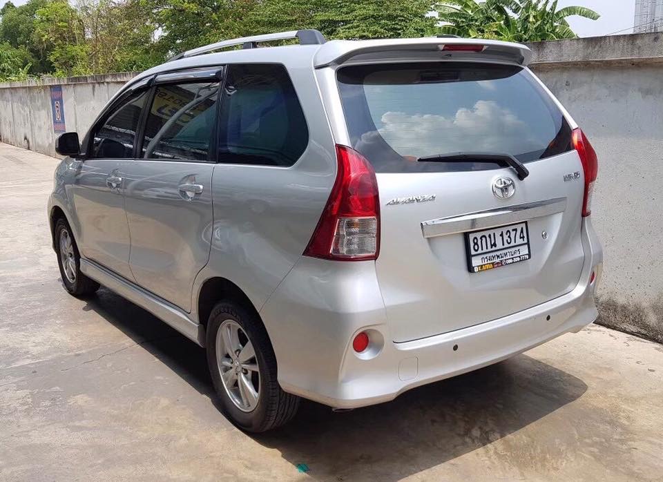 Toyota Avanza ปี 2012 สีเงิน