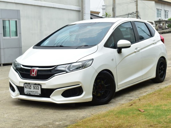 Honda Jazz Gk 1.5V+ เครื่องยนต์: เบนซิน เกียร์:ออโต้ ปี: 2016 สี:ขาว ไมล์: 9x,xxx Km.