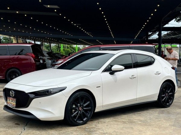 2021 Mazda 3 Fastback สีขาว