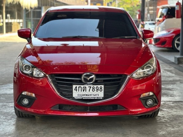 2015 Mazda 3 Fastback สีแดง