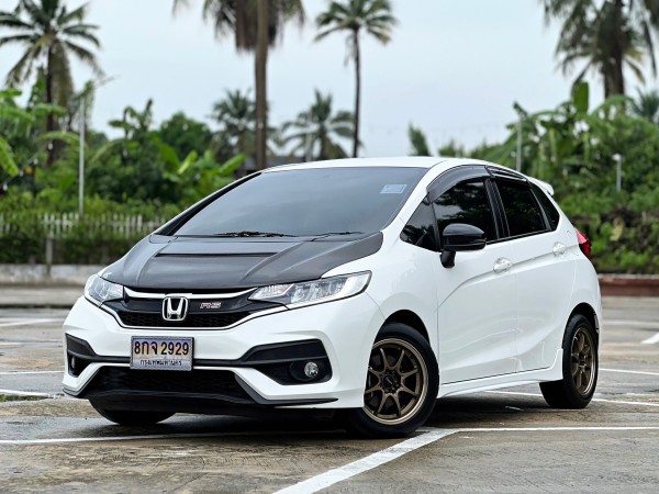 HONDA JAZZ GK สีขาว ปี 2020 ท๊อป Rs+รถมือเดี่ยว ไมล์น้อย 60,000 km รถสวย พร้อมใช้มทันที