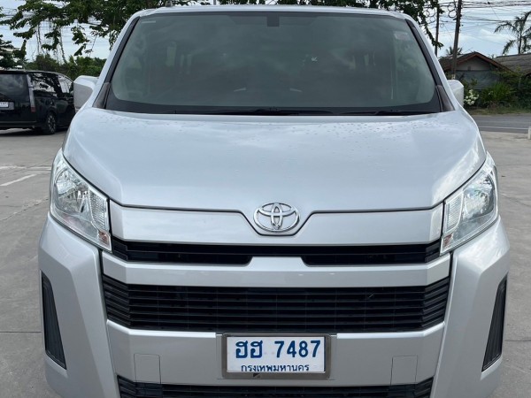 2019 Toyota HiAce หลังคาเตี้ย สีเงิน