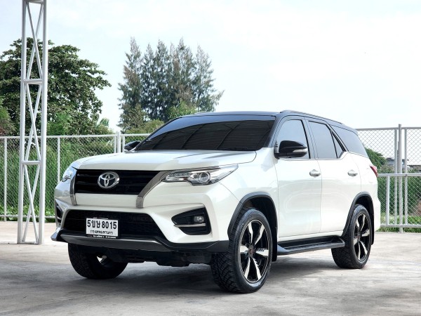 TOYOTA Fortuner TRD Sportivo 2.8 [4x4] Blacktop ปี 2017