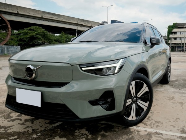 2022 Volvo XC40 สีเขียว