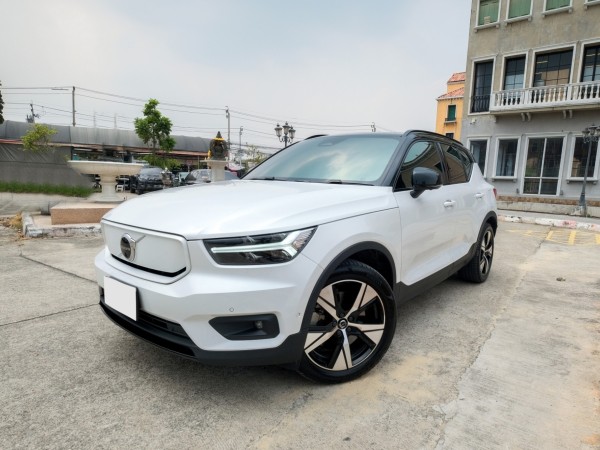 2022 Volvo XC40 สีขาว