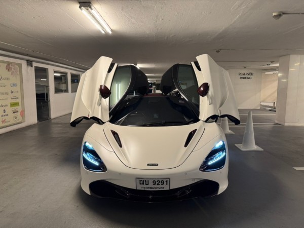 2021 McLaren 720S สีขาว