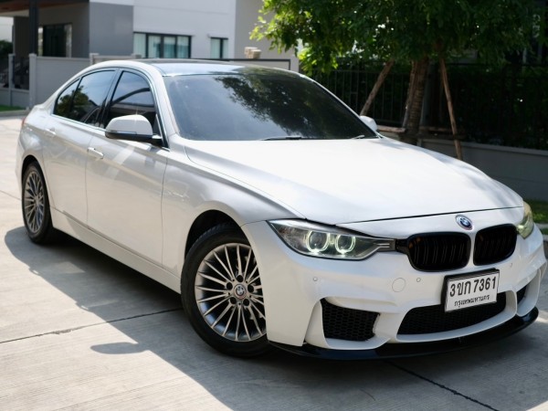 BMW 320d luxury เครื่อง: ดีเซล ปี:2012 จด 2014 เกียร์: ออโต้ สี: ขาว ไมล์: 11x,xxx Km.